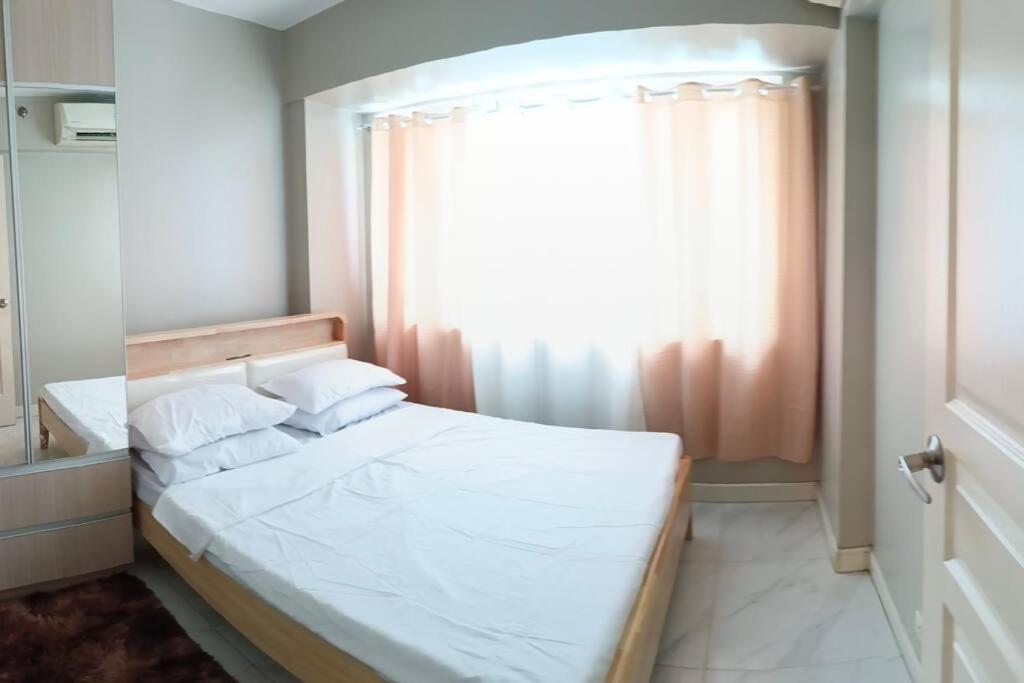 Monarch Parksuites - Balmoral Place Paranaque City Buitenkant foto
