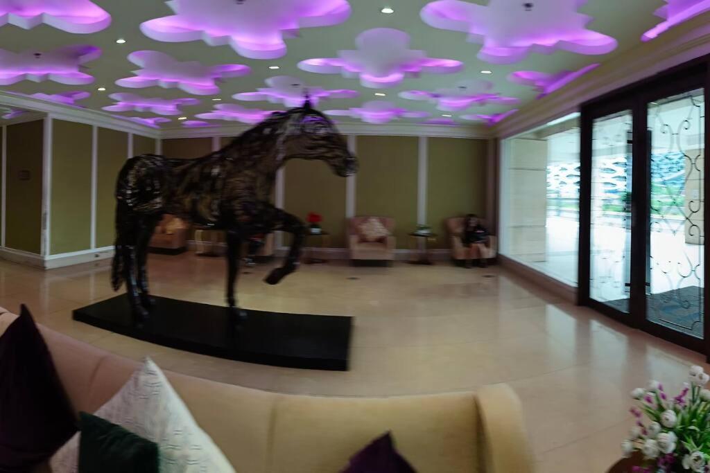 Monarch Parksuites - Balmoral Place Paranaque City Buitenkant foto