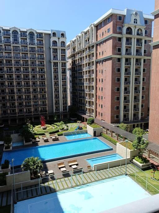 Monarch Parksuites - Balmoral Place Paranaque City Buitenkant foto