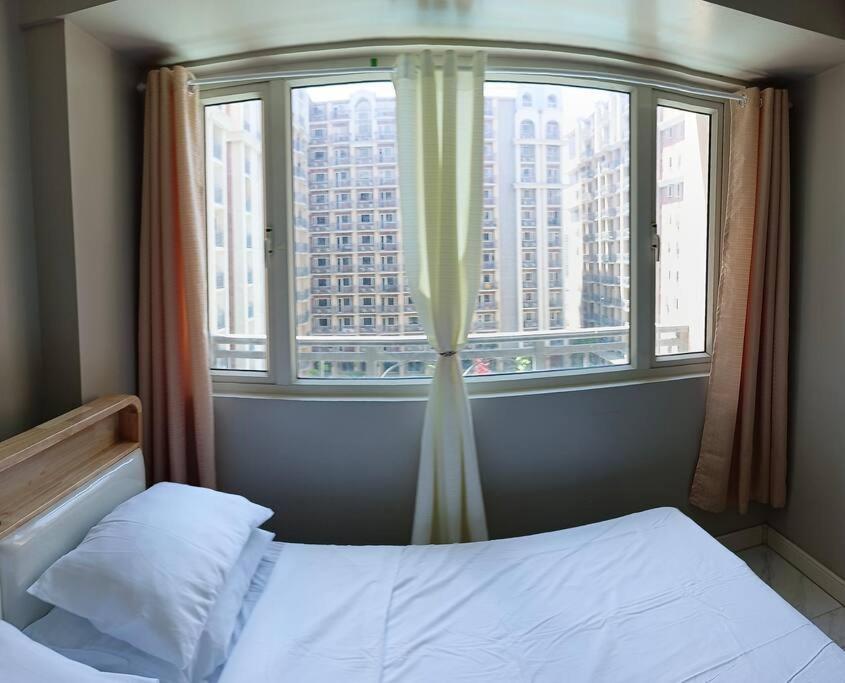 Monarch Parksuites - Balmoral Place Paranaque City Buitenkant foto