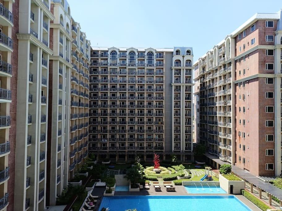 Monarch Parksuites - Balmoral Place Paranaque City Buitenkant foto